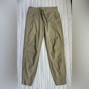 Athleta SZ 4 Womens Trekkie North jogger in Tan